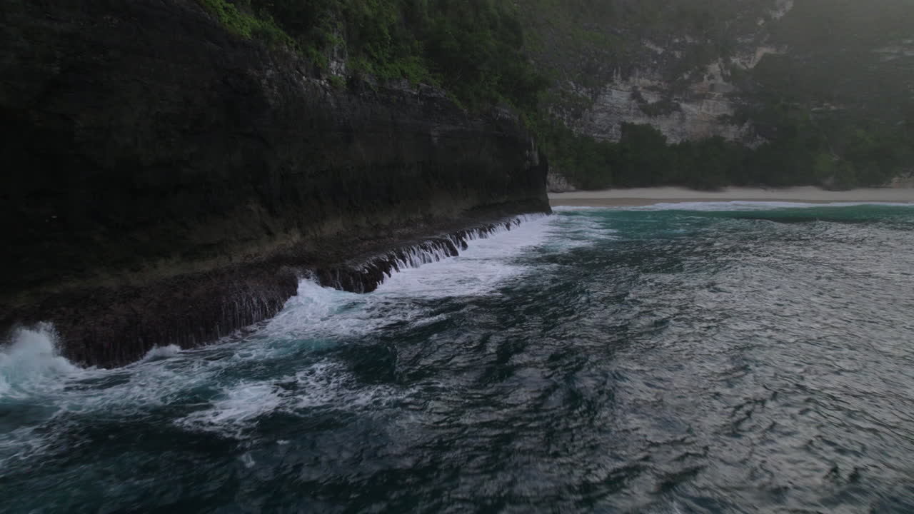 drone dolley tiro inclinado de grandes olas del mar salvaje rompiendo en las rocas