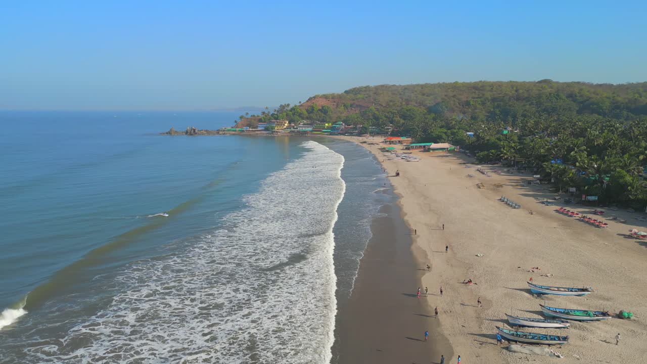 lado de la playa de chapora de izquierda a derecha vista a vista de pájaro en goa india