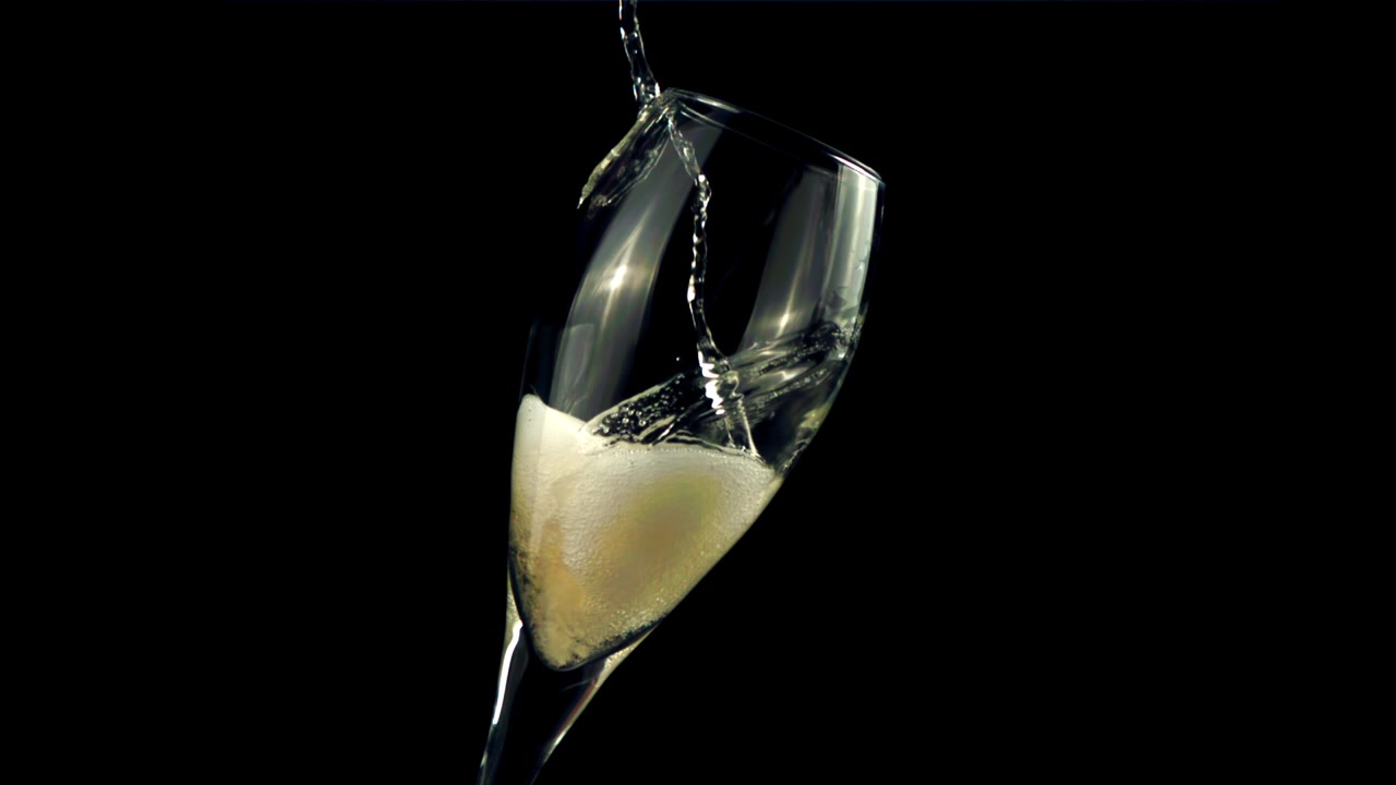 Champagne che si versa in un bicchiere a flûte al rallentatore