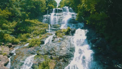 Imágenes-épicas-De-Primer-Plano-De-Las-Cataratas-Amicalola,-La-Cascada-Más-Grande-De-Toda-Georgia,-Que-Se-Eleva-Sobre-El-área-A-729-Pies-De-Altura