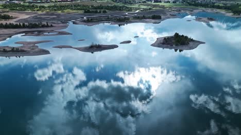 Sonnenlicht-Glitzert-Durch-Den-Bewölkten-Himmel,-Während-Das-Wasser-Des-Dillon-Stausees-Eine-Atemberaubende-Szene-Zwischen-Mäandernden-Gewässern-Widerspiegelt