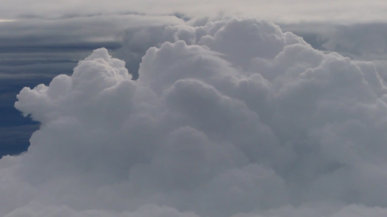 облака неба, виденные из окон самолета. лететь над облаками, лететь в воздухе.