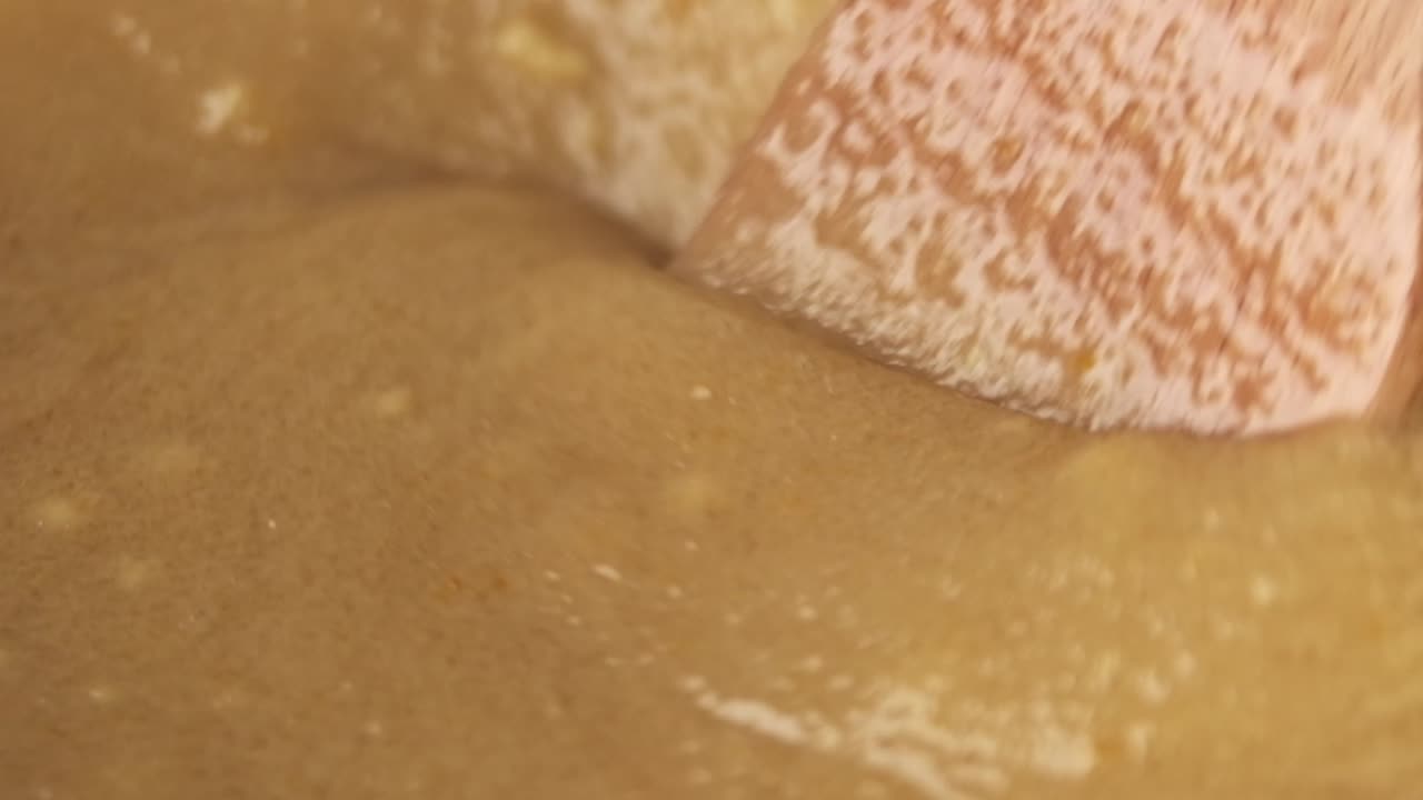 super macro shot de espátula de madera mezclando ingredientes alimentarios crudos