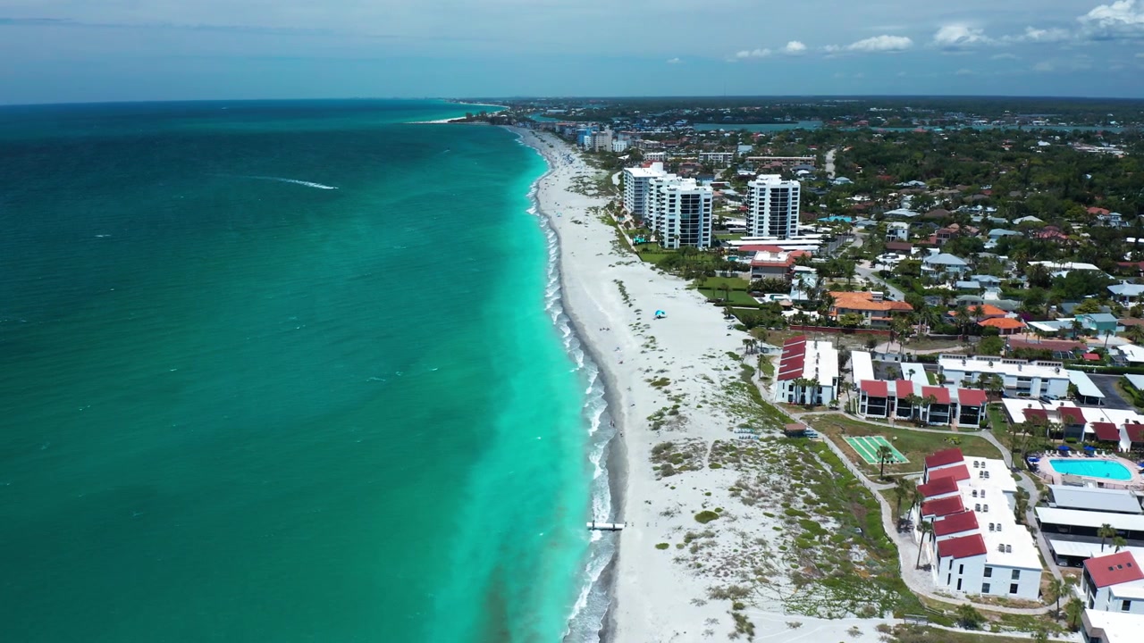 Grattacieli si affacciano su una spiaggia privata lungo la costa del Golfo della Florida. Ideale per il marketing immobiliare e contenuti di viaggio.