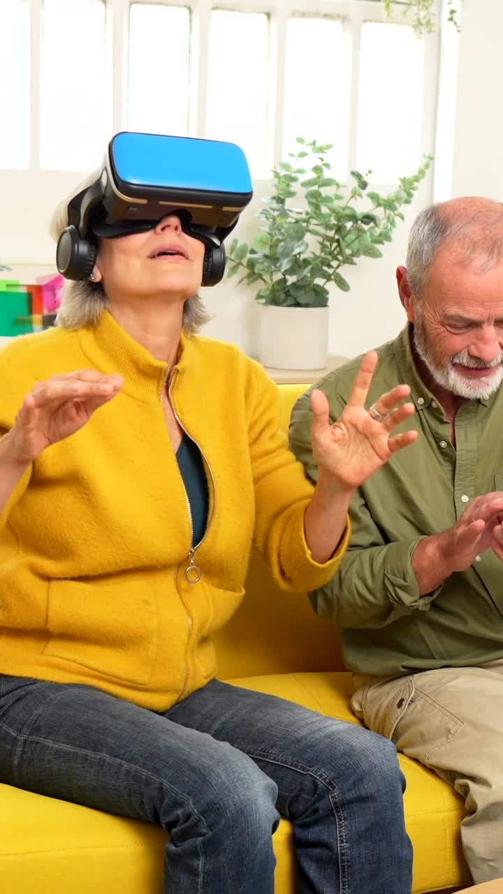 Coppia di anziani che sperimenta la realtà virtuale a casa