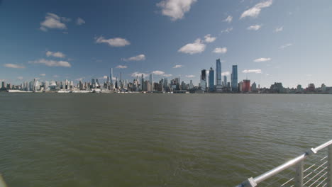 Manhattan-New-York-City-Skyline-in-the-Daytime,-View-from-New-Jersey