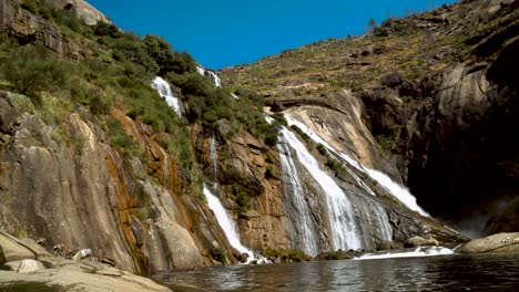 Vista-De-Una-Gran-Cascada-Desde-Abajo