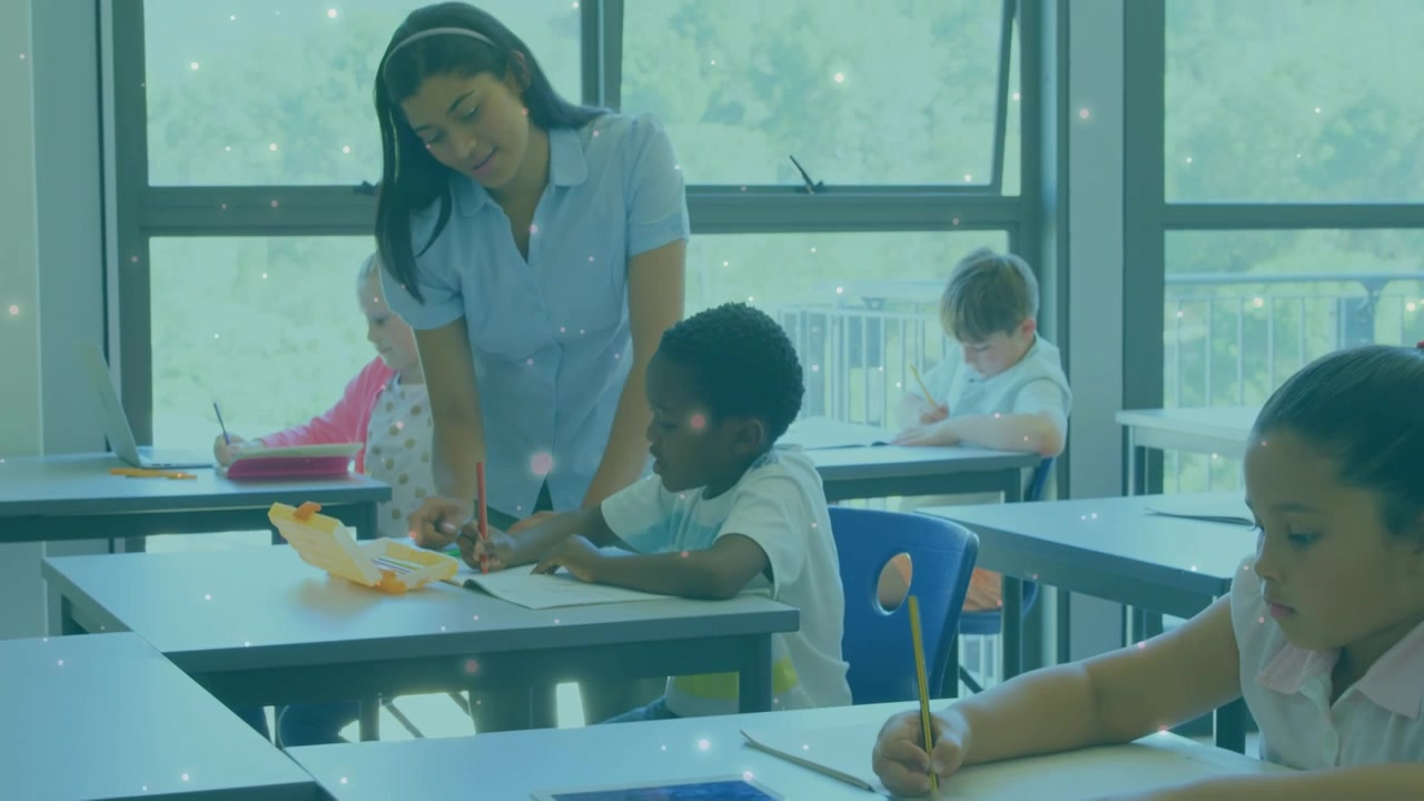 Punti bianchi che fluttuano sopra un'insegnante che insegna a un ragazzo afroamericano in classe, a scuola.