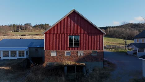 Houses-Situated-on-the-Farm-in-Indre-Fosen,-Trondelag-County,-Norway---Aerial-Pullback