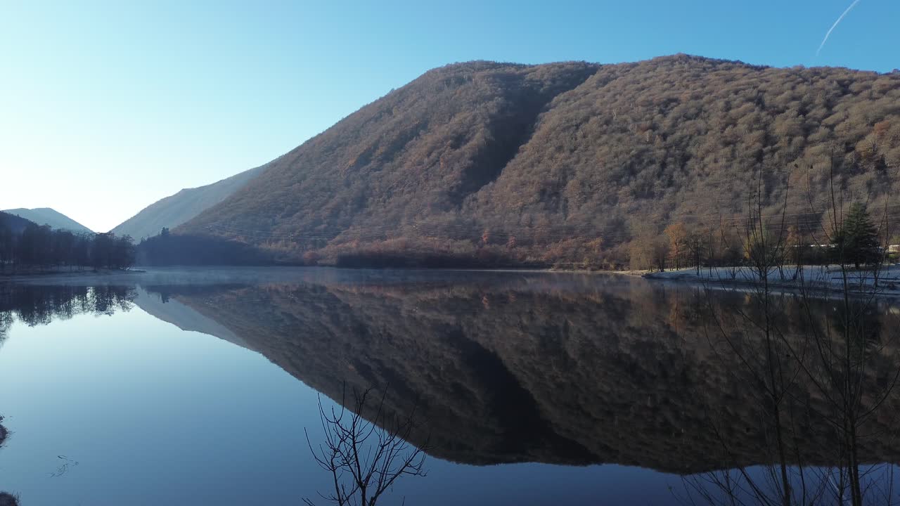 panoramas and cabins that reflect the calm water in a morning where peace peeks through and the sky and water come together