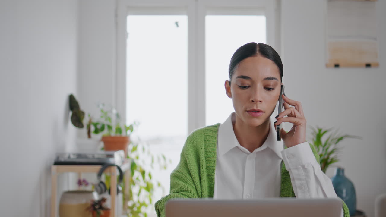 una mujer de negocios nerviosa hablando por teléfono en un lugar de trabajo remoto. llamada de una mujer enojada.
