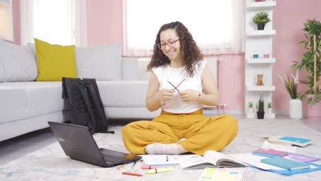 una estudiante divertida y alegre.