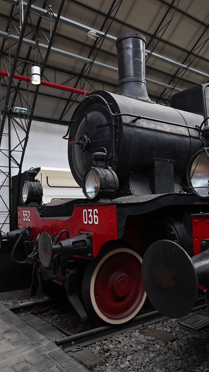Locomotiva a Vapor Vintage Estacionada Dentro de um Museu Ferroviário