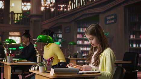 estudiantes que estudian en una biblioteca