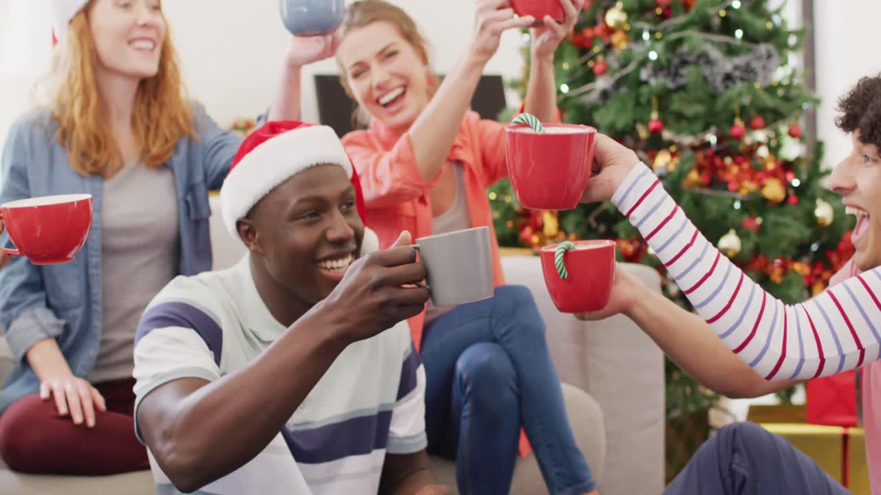 un grupo feliz de amigos diversos bebiendo cacao