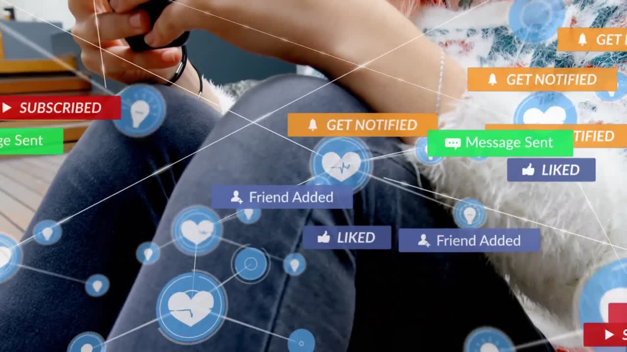 스마트폰을 사용하는 백인 여성에 대한 연결 네트워크와 소셜 미디어 아이콘의 애니메이션