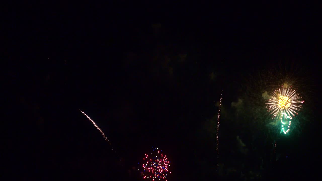 hermosa exhibición de trabajo de fuego colorido por la noche para la celebración en el festival