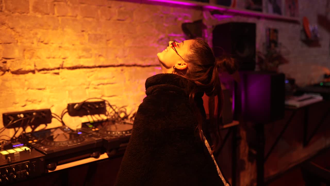 Kvindelig DJ på en klub