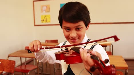 Lindo-Alumno-Tocando-El-Violín-En-El-Aula