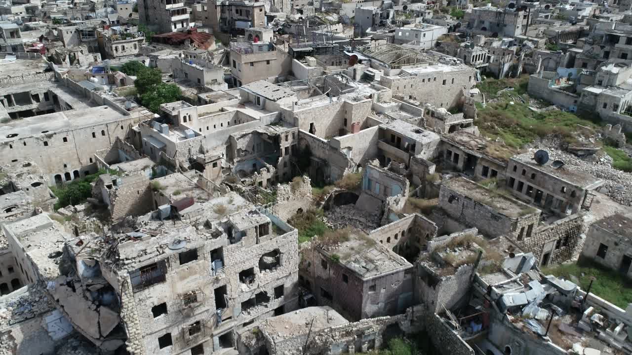 전쟁이 끝난 지 10년 후, 빛 아래 있는 알레포의 옛 시내 - 드론 4k의 공중 사진