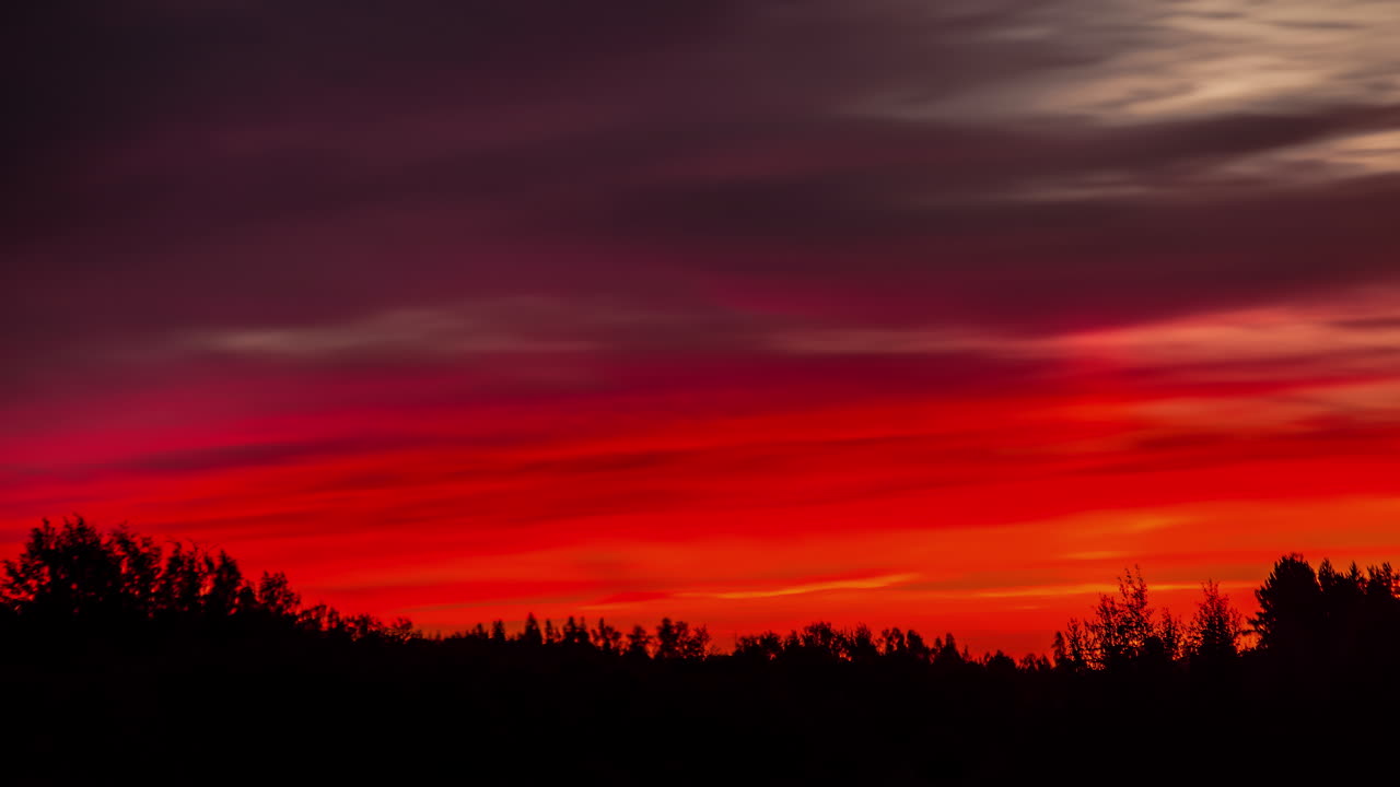 cielo rojo con nubes al atardecer