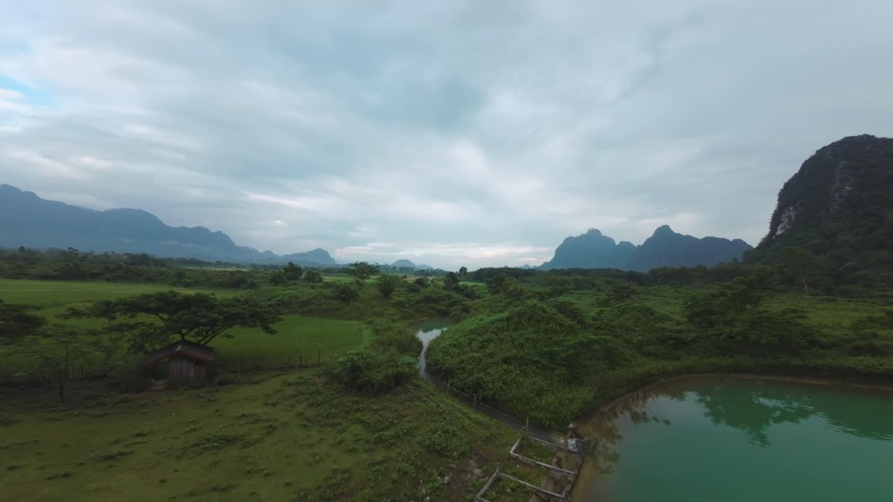 Splendida vista aerea di una valle verde lussureggiante e montagne in Laos