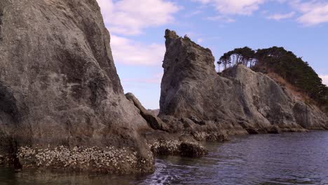 panorámica lenta a través de altos acantilados en la playa de jodagahama durante un hermoso día