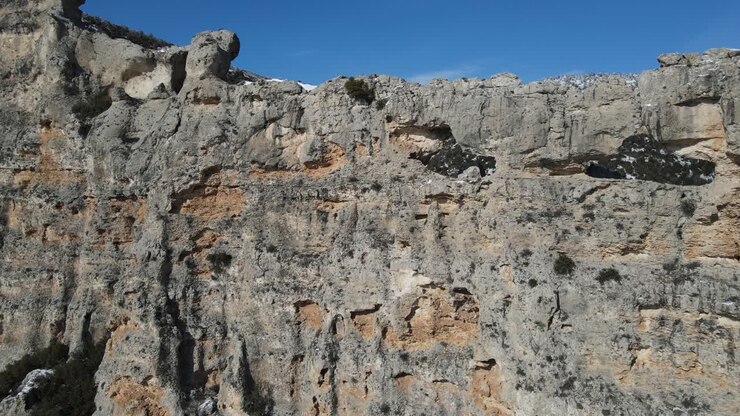 Rocce Perforate sulla Cima della Montagna