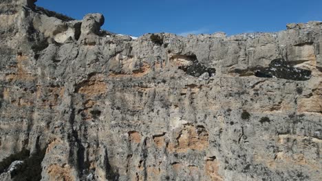 rocas perforadas en la cima de la montaña