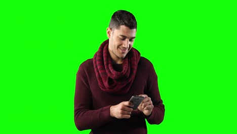 Kaukasischer-Mann,-Der-Ein-Smartphone-Auf-Grünem-Hintergrund-Benutzt