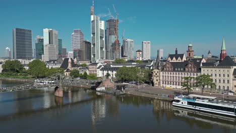 Puente-Peatonal-Eiserner-Steg-Que-Cruza-El-Río-Principal-En-La-Ciudad-De-Frankfurt