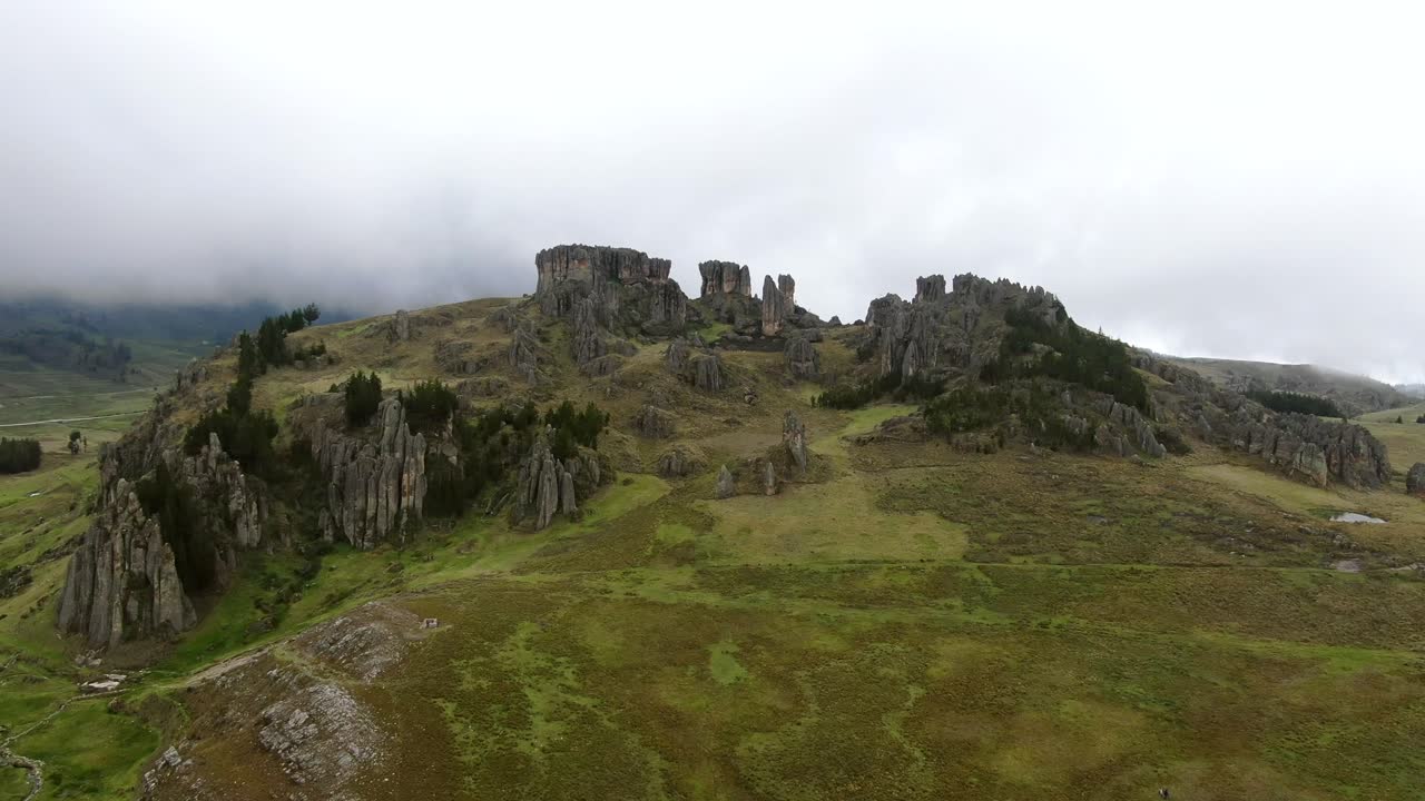 formación rocosa popular de cumbemayo en la ciudad de cajamarca, perú