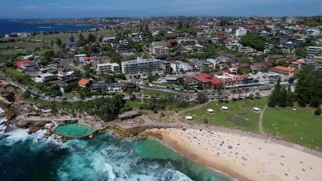 Piscina-De-Rocas-Y-Playa-Bronte-En-Los-Suburbios-Del-Este-De-Sydney,-Australia---Toma-Aérea