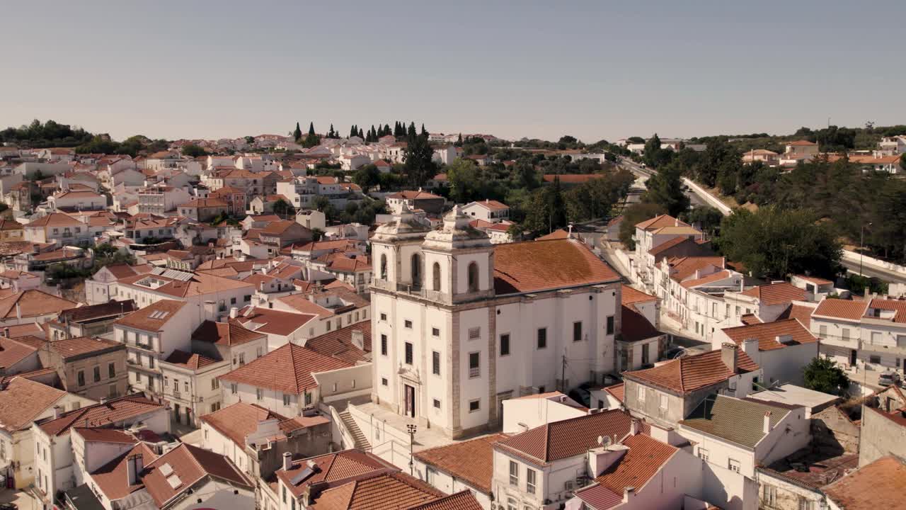 iglesia de santiago y alcaçer do sal paisaje urbano de casas blancas, alentejo