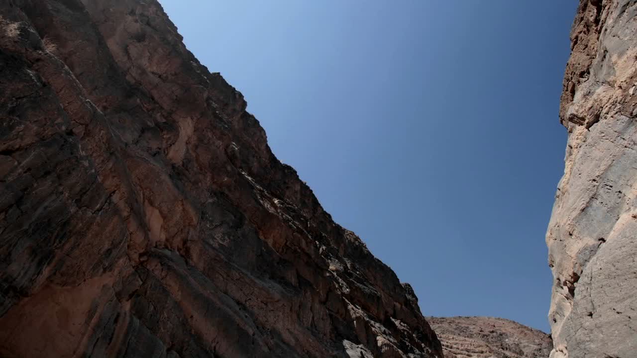 un lapso de tiempo de viajar a través de un paso de montaña rocosa