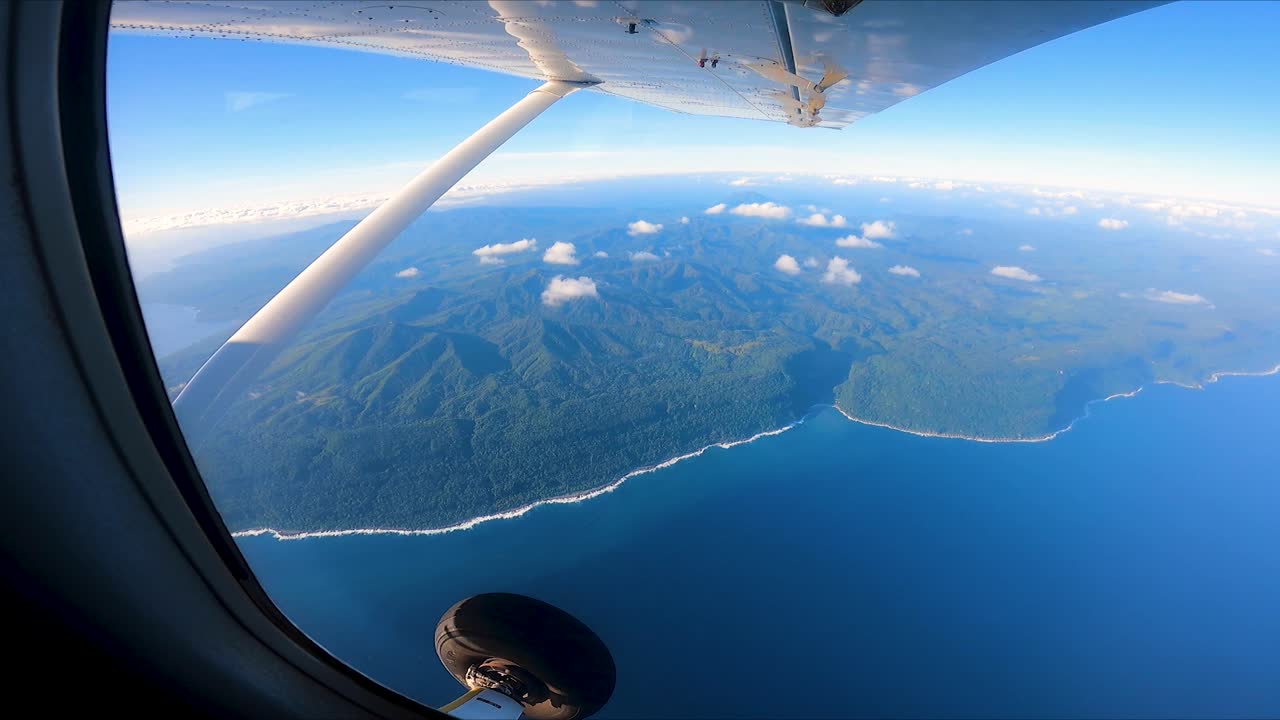 gopro pov fuera de la ventana del ala del avión disparado sobre la isla de tanna destino de vacaciones tropicales selva tropical viajes turismo puerto vila vanuatu islas del pacífico naturaleza hd