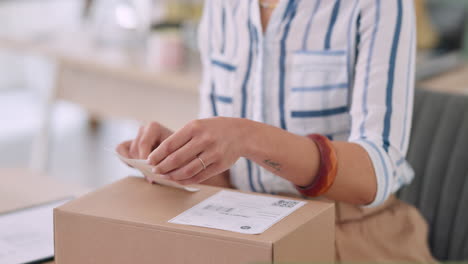 entrega, mujer y mano con pegatina en la caja