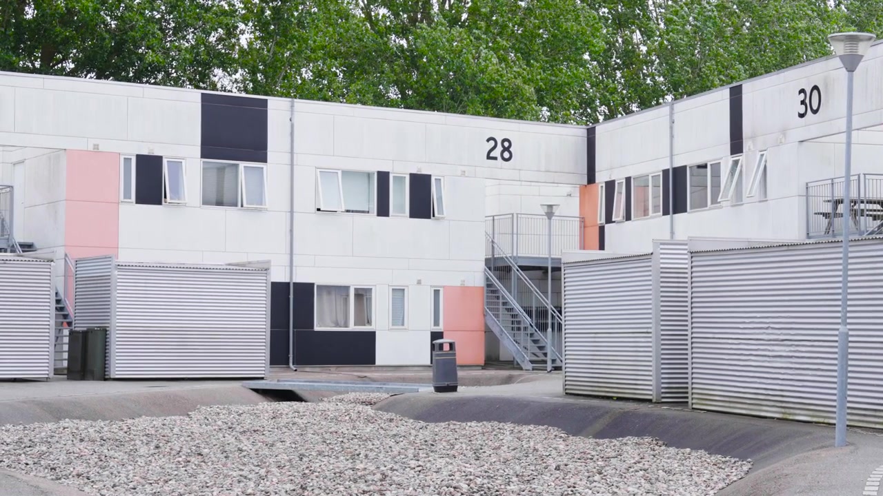 Fachada de edifício estilo dormitório com numeração, distrito residencial na Dinamarca.