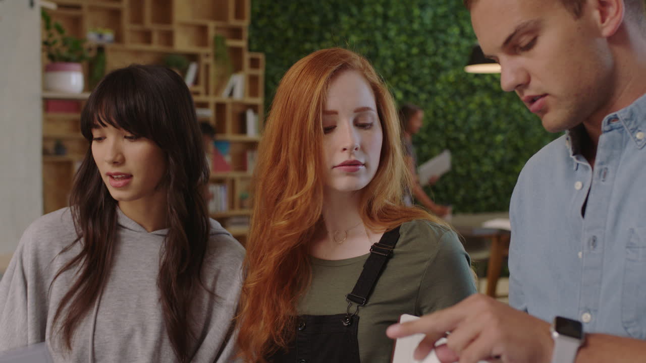 다민족 사업가 들 이 창의적 인 팀 리더 여성 들 이 아이디어 를 공유 하고 협력 하는 것 을 즐기는 동료 들 이 사무실 에서 노트북 을 사용 하여 함께 일 하는 것