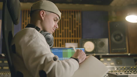 Joven-Caucásico-Trabajando-En-Un-Estudio-De-Grabación-De-Música