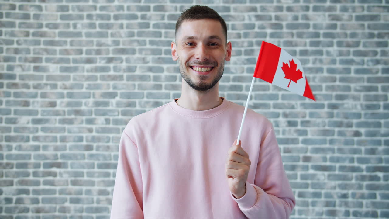 Hombre sosteniendo bandera canadiense