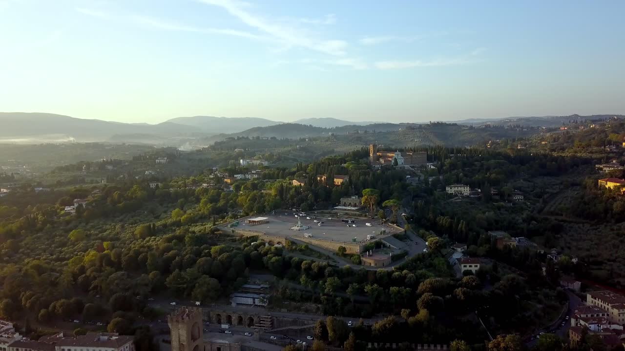 Piazzale Michelangelo a sud di Firenze, Italia, con una statua di David e panorami mozzafiato del centro città, del fiume Arno e della Torre di San Niccolò, ripresa aerea in sorvolo
