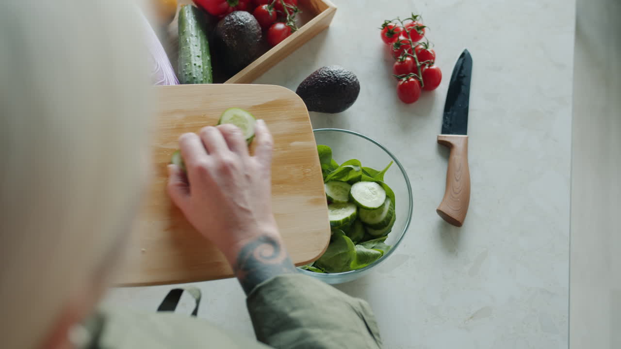 preparando una ensalada saludable