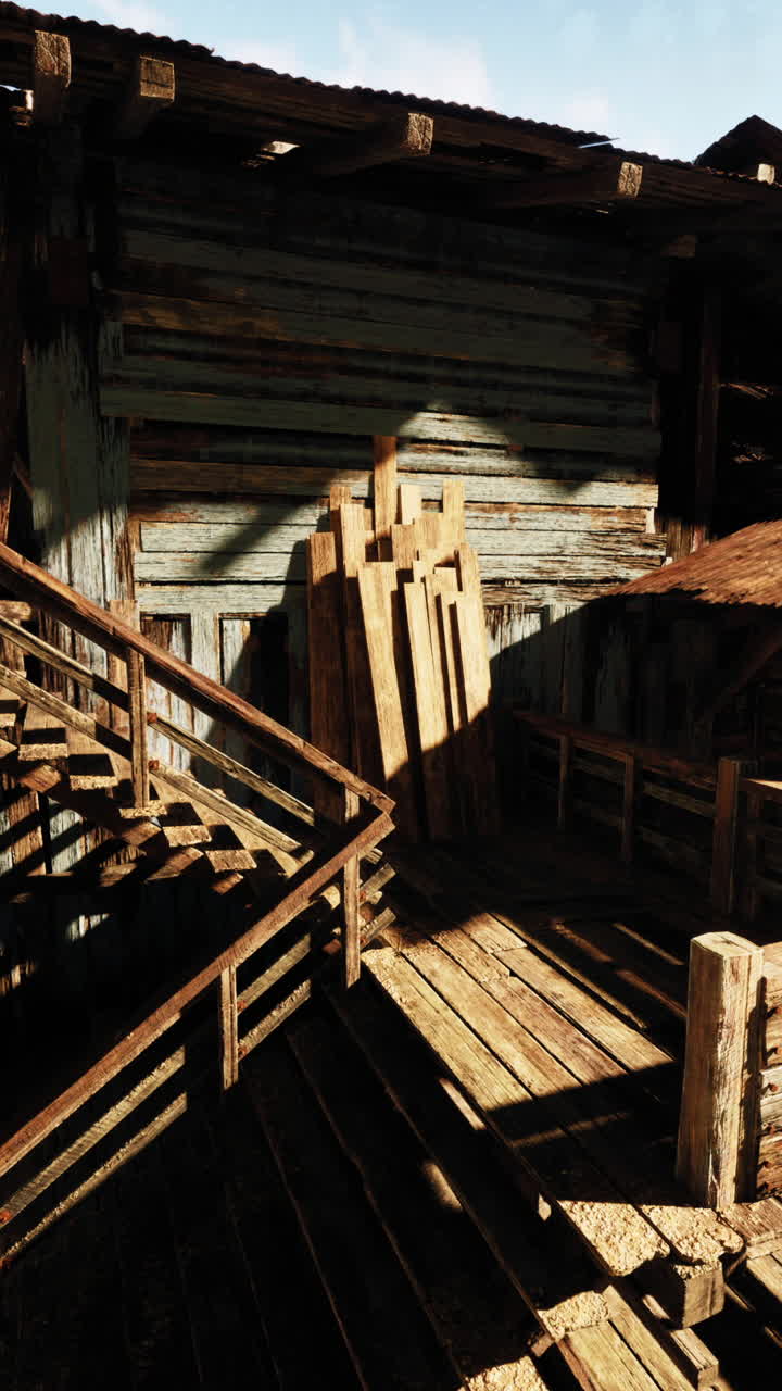 viejo edificio de madera en un paisaje desértico