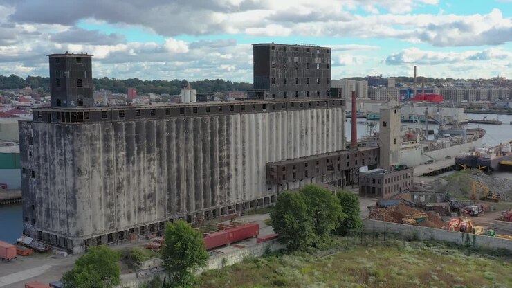 Volo aereo verso un enorme terminale cerealicolo abbandonato a Brooklyn, New York City.