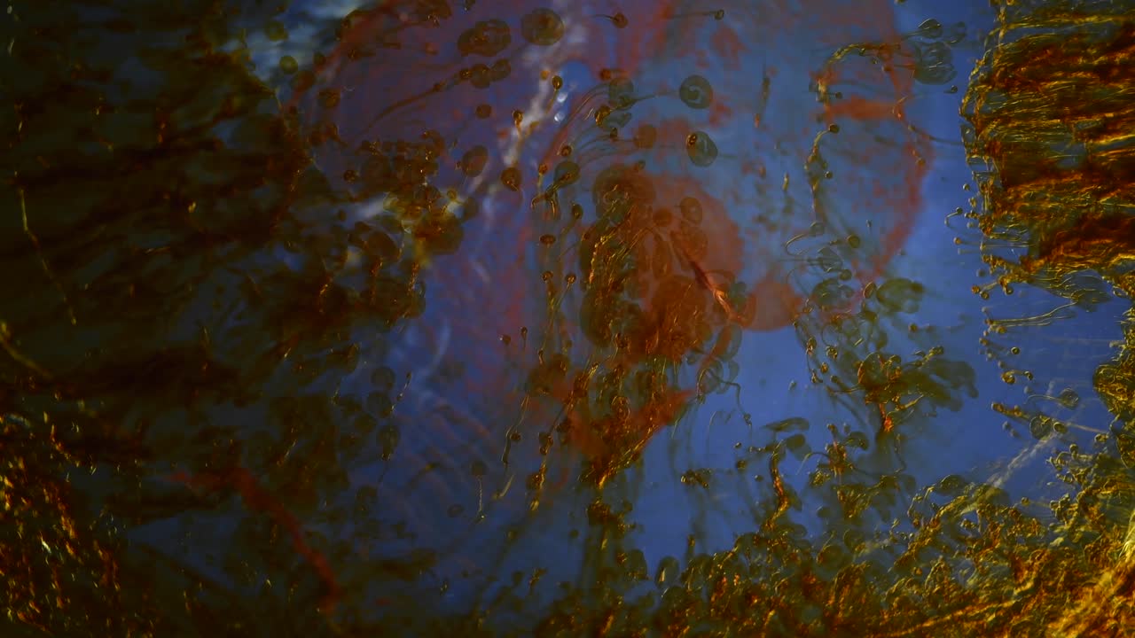 dentro de una fábrica mágica de dulces se elaboran increíbles creaciones: un videoclip totalmente natural y abstracto