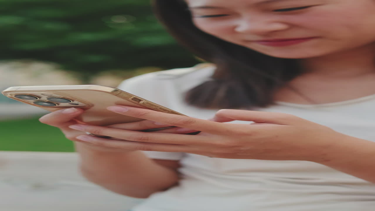 Donna che usa uno smartphone