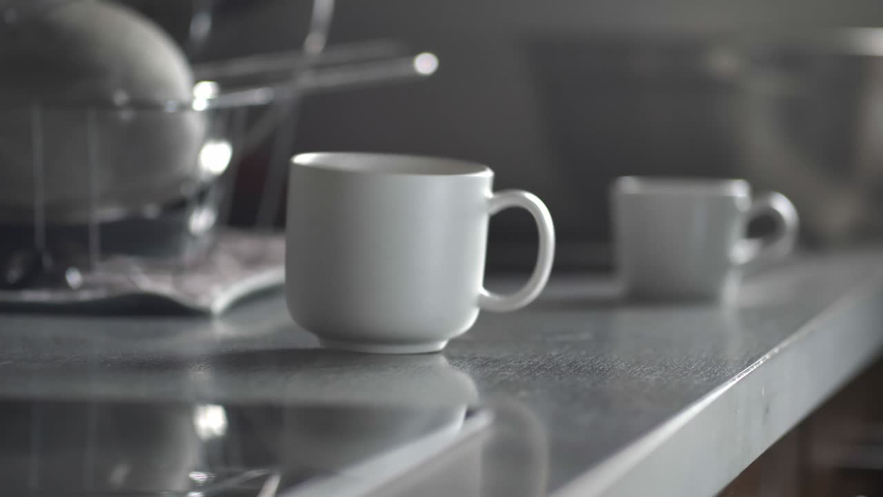 부 테이블 위에 회전하는 커피 컵