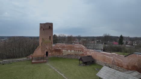 Vista-Aérea-Del-Cielo-Despejado-Del-Castillo-Gótico-De-Czersk-En-Varsovia-Polonia