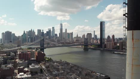 vieja chimenea de aspecto industrial en la ciudad de nueva york
